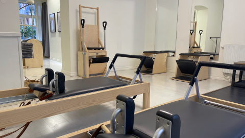Pilates Via Studio Odenplan Reformers, Chairs och Cadillac